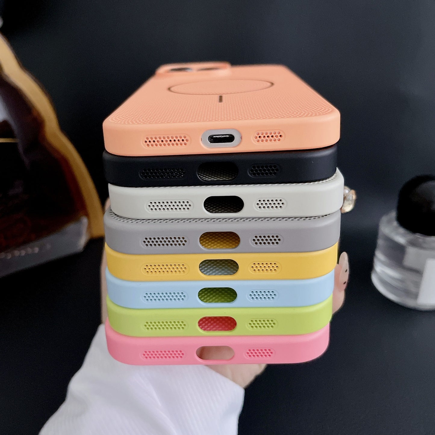 New summer breathable heat dissipation mesh magnetic suction anti-fall mobile phone case