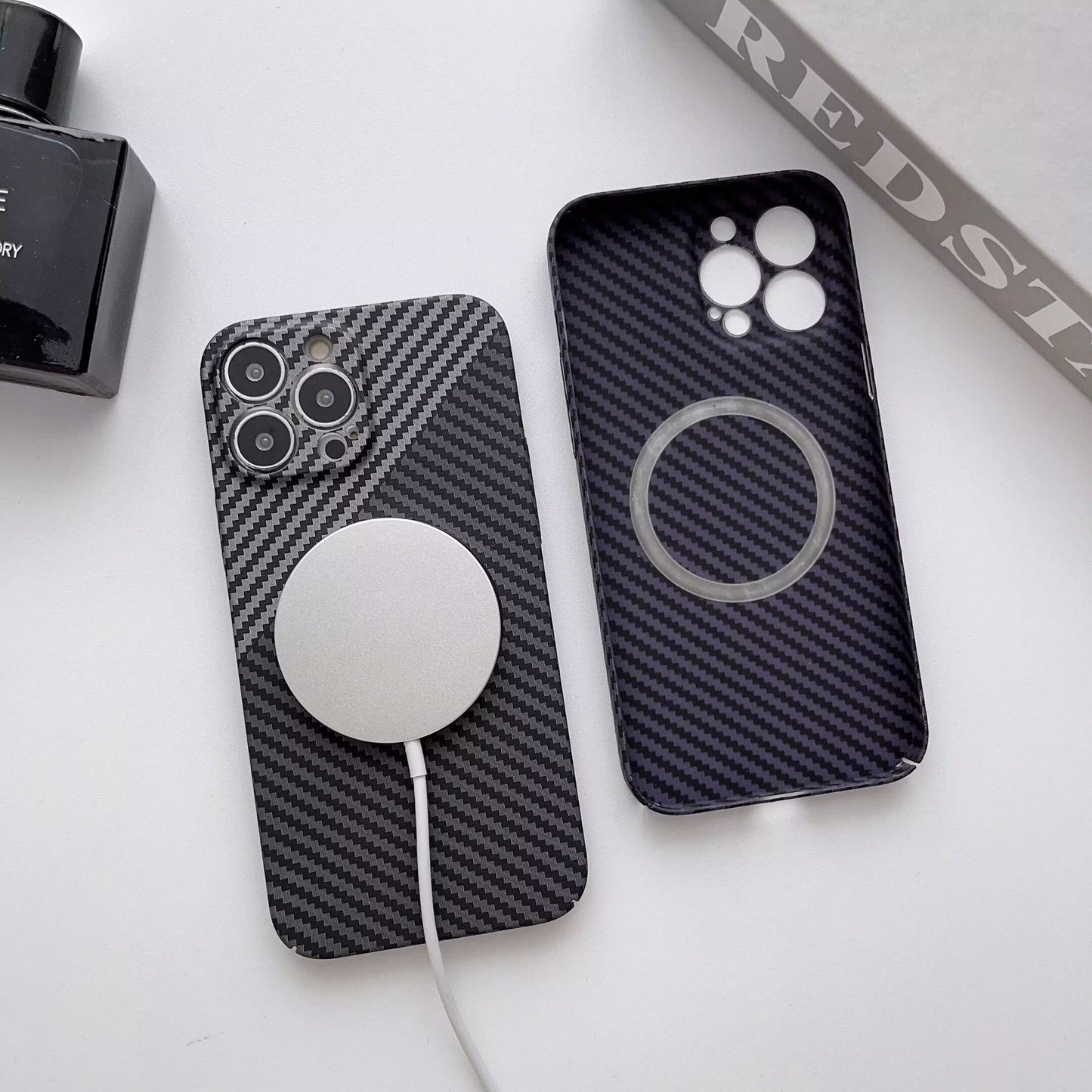 Fully wrapped carbon fiber pattern magnetic mobile phone case