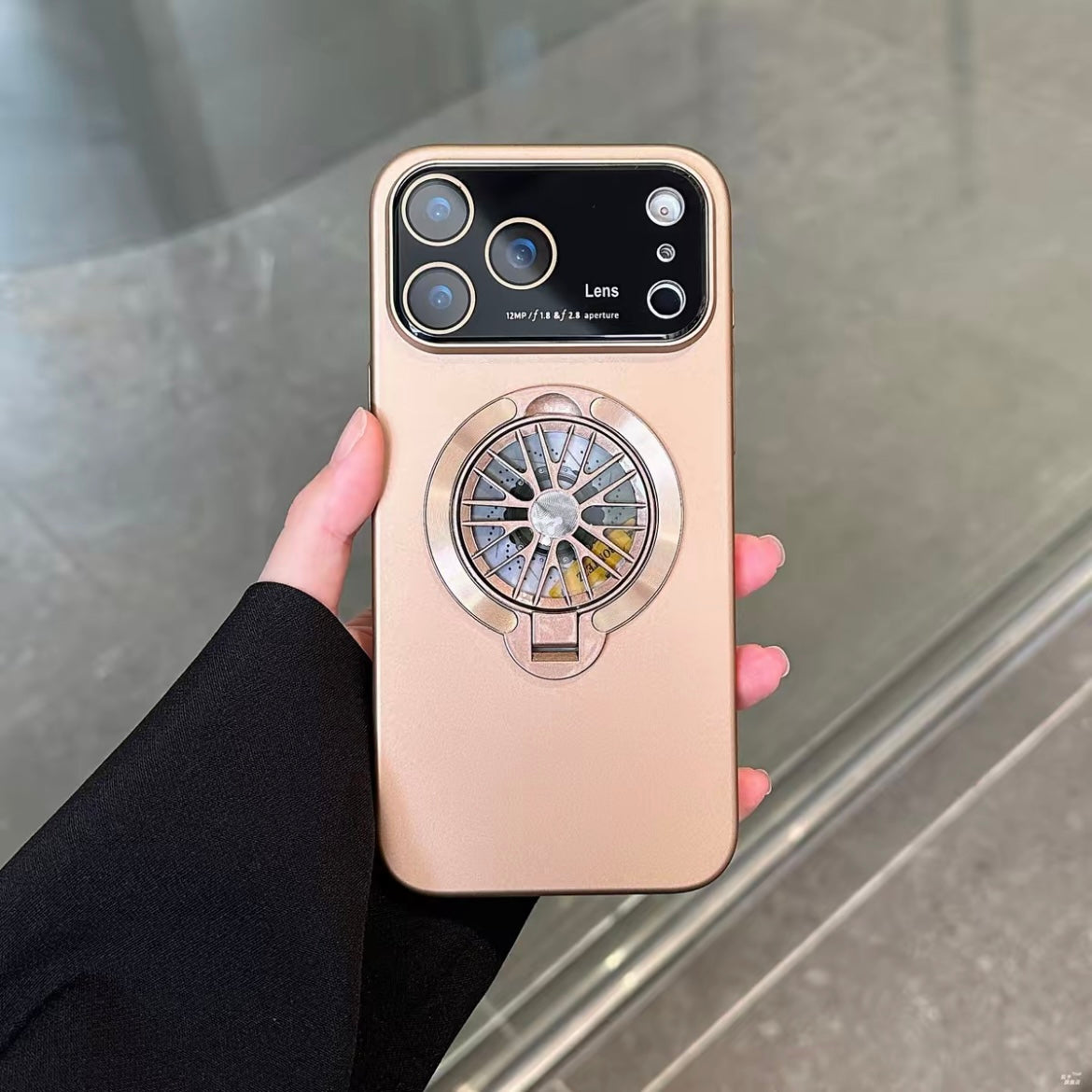 Lens protection rotating gyroscope phone case